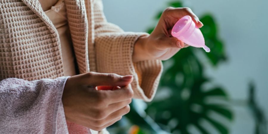 Frau mit Menstruationstasse