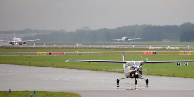 Kleines Flugzeug auf Landebahn