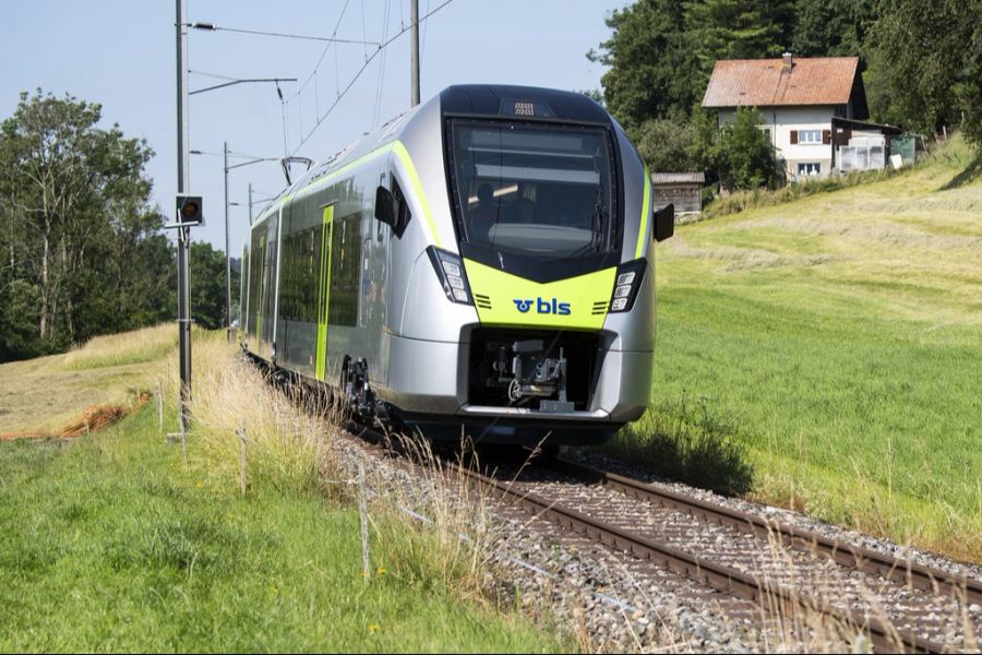 Nun schickt das Berner Bahnunternehmen BLS vorübergehend zehn Lokführer zur RhB. Dies ist möglich, weil sie einen Überbestand hat.