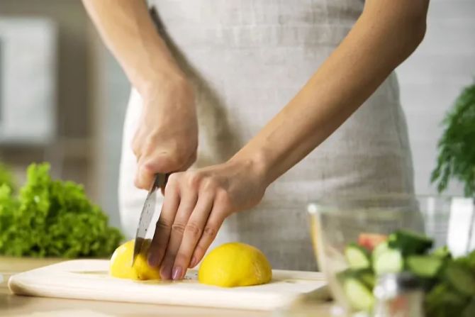 Frau Küche Messer Zitrone Schnitt