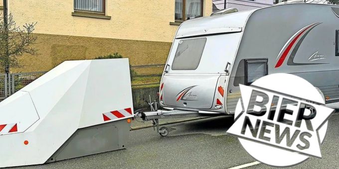 Völlig legal - Mann parkt Blitzer mit Wohnanhänger zu