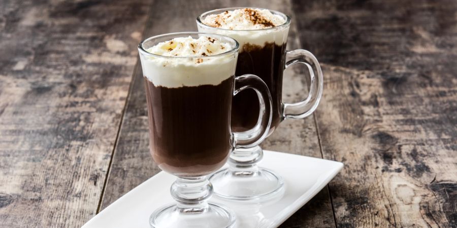 irish coffe auf holztisch