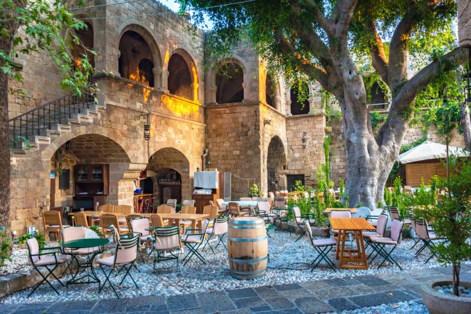 Auf Rhodos finden sich zahlreiche kleine Tavernen und Restaurants, die feine Köstlichkeiten anbieten. TUI