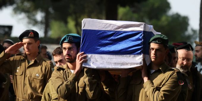 Israelische Soldaten tragen den Sarg eines gefallenen Kameraden. Israel Krieg