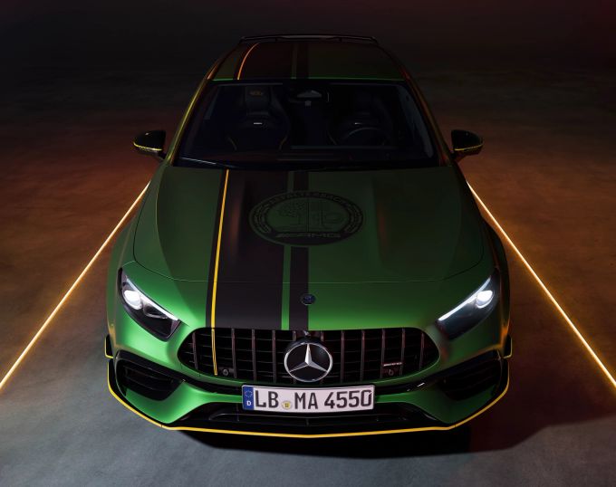 Unter der Haube mit dem nicht gerade diskreten AMG-Logo arbeitet der 421 PS starke Zweiliter-Rekordmotor. Unter der Haube mit dem nicht gerade diskreten AMG-Logo arbeitet der 421 PS starke Zweiliter-Rekordmotor.