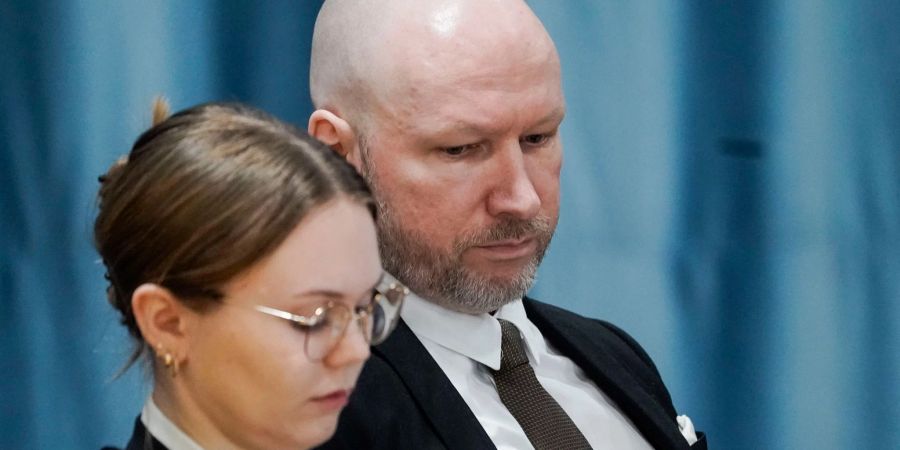 Anders Behring Breivik und seine Anwältin während einer Gerichtsverhandlung.