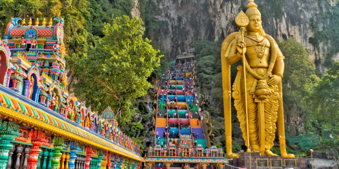 Batu Caves Kuala Lumpur mit goldener Statue.