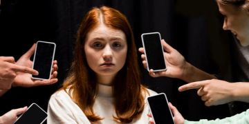 Teenager Mädchen Peer Group Smartphones genervt