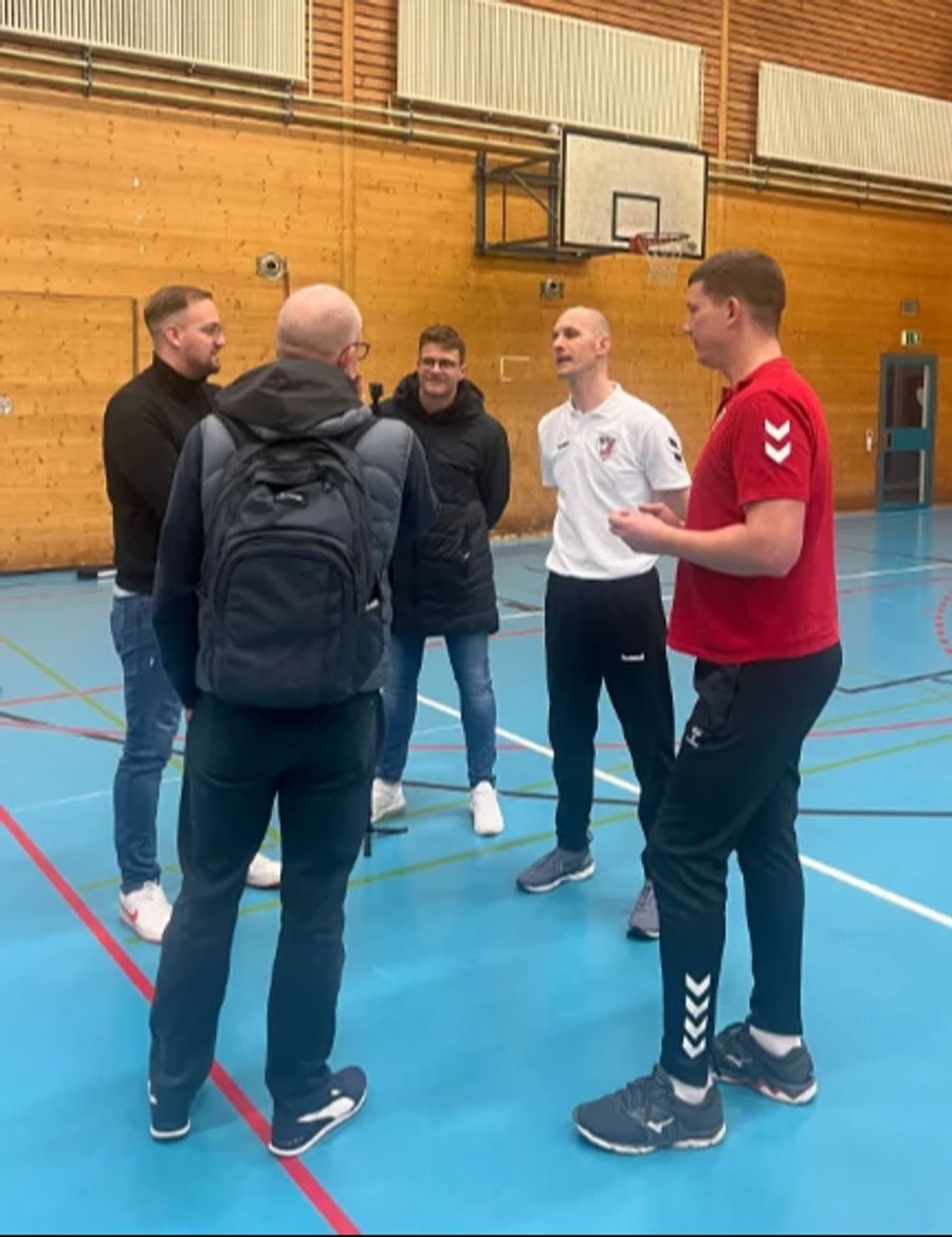 Die Goalietrainer des FC Aarau für einmal in der Halle unterwegs.