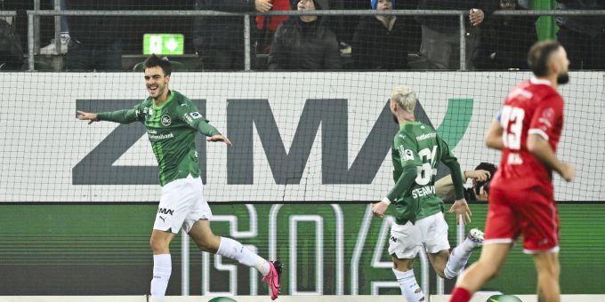 St.Gallens Neuzugang Jovan Milosevic, Mitte, bejubelt sein Tor zum 1:0 gegen Winterthur. FC St.Gallen