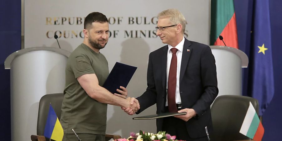 ARCHIV - Der bulgarische Ministerpräsident Nikolaj Denkow (r) sichert der Ukraine die Unterstützung seines Landes zu. Foto: Valentina Petrova/AP/dpa