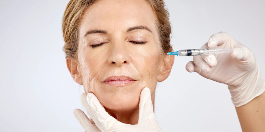 ältere frau botox spritze