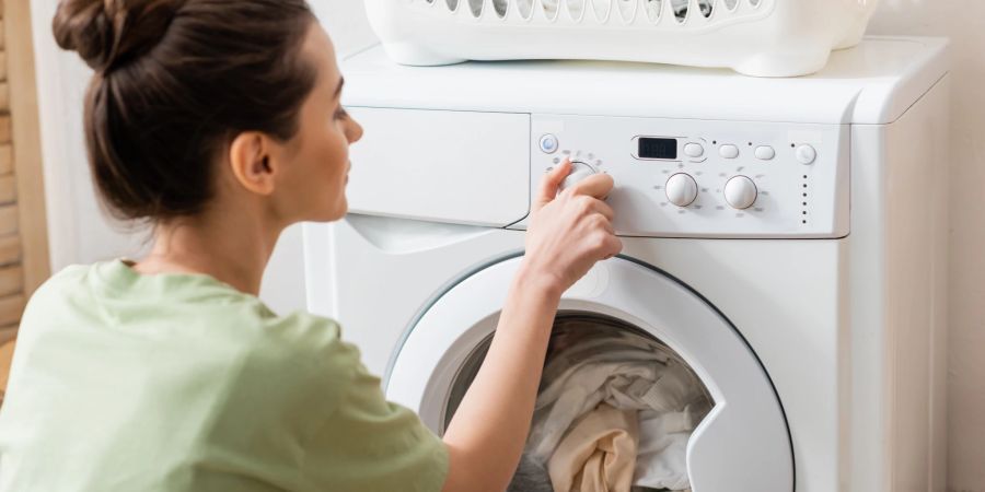 Zu viel Waschmittel kann die Wäsche noch schmutziger machen.