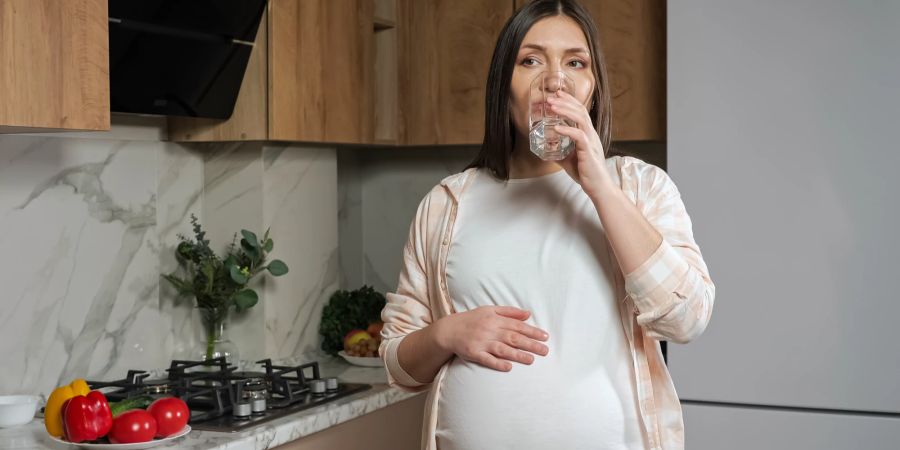 Wer schwanger ist und ausreichend trinkt, wirkt Hitzewallungen entgegen.