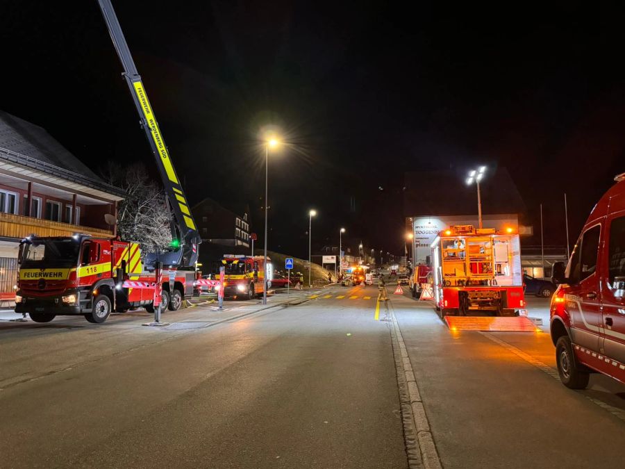 Die Feuerwehr ist mit einem Grossaufgebot vor Ort.