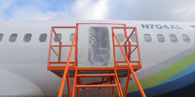 Dieses vom National Transportation Safety Board veröffentlichte Bild zeigt ein klaffendes Loch an der Stelle, an der sich die verkleidete Tür im Bereich des Rumpfes von Alaska Airlines Flug 1282 befand.