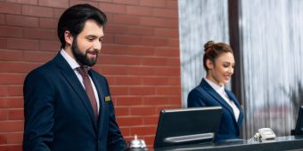 hotel mitarbeiter an rezeption