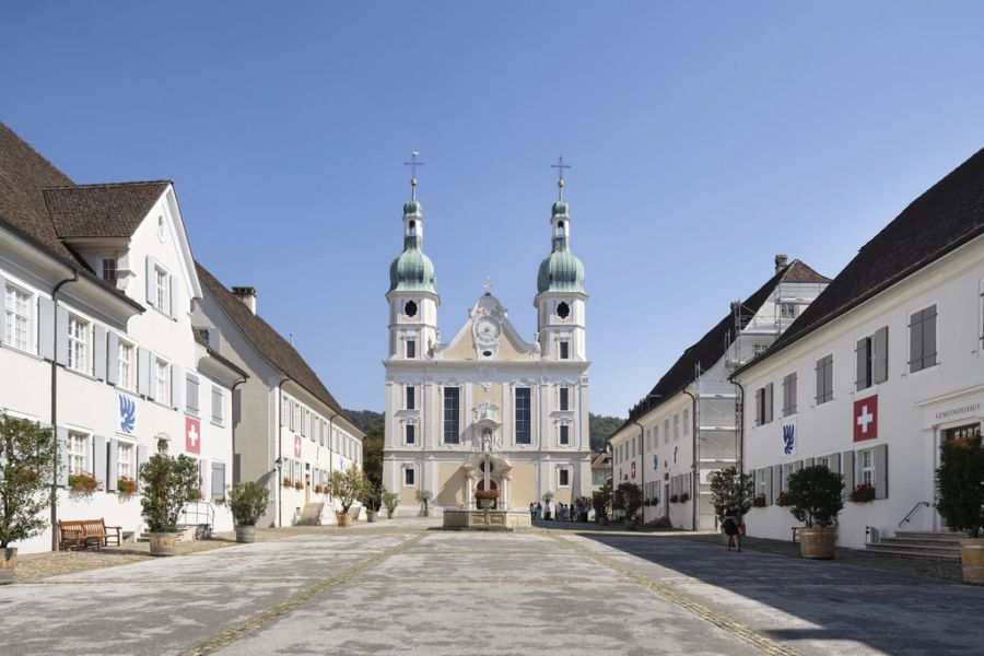 Der Dom in Arlesheim BL und der Domplatz.