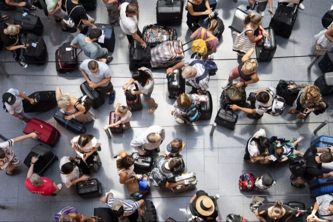 Ob sie wohl alle kompensieren? - Passagiere am Flughafen Zürich Passagiere am Flughafen Zürich