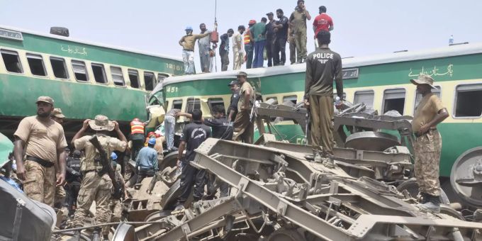 In Pakistan kam es zu einer Kollision zwischen einem Frachtzug und einem Passagierzug. Pakistan Zugunglück