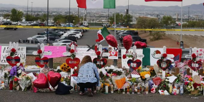 Eine Frau gedenkt nach dem Attentat von El Paso Blumen den Opfern. El Paso