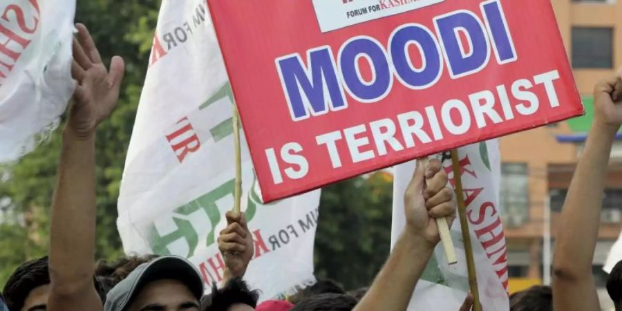 Kritik an Indiens Premierminister: Ein pakistanischer Demonstrant hält bei einer Kundgebung ein Schild in die Höhe. Foto: K.M. Chaudary/AP