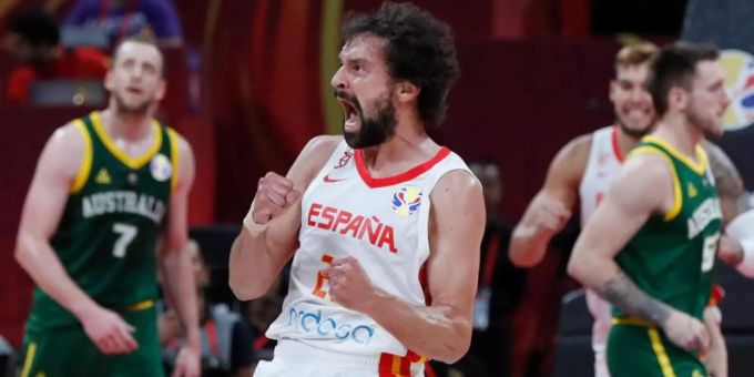 Der Spanier Sergio Llull (M.) jubelt nach einem erfolgreichen Dreier. Foto: Andy Wong/AP Der Spanier Sergio Llull (M.) jubelt nach einem erfolgreichen Dreier. Foto: Andy Wong/AP