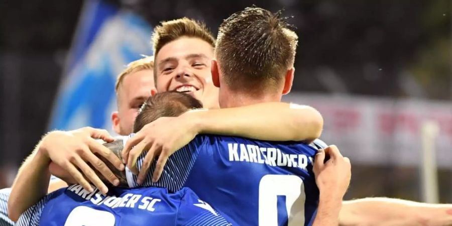 Die Karlsruher Spielern feiern den Treffer zum 1:0 gegen Sandhausen durch Manuel Stiefler. Foto: Uli Deck