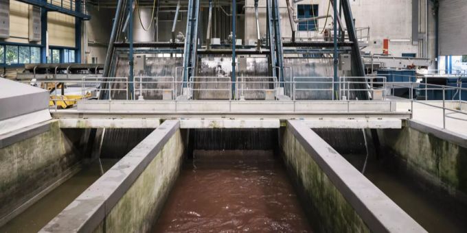 Die mechanische Reinigung im Rechengebäude mit Grobsandfang und Rechenanlage im Klärwerk Werdhölzli in Zürich. Werdhölzli