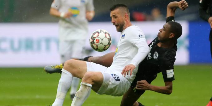 Gelson Fernandes (r.) im Duell mit Vedad Ibisevic. Der Schweizer gehört bei der Eintracht zu den Leistungsträgern. Gelson Fernandes