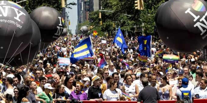 Fünfzig Jahre nach den Krawallen in der Christopher Street gingen die Millionen in New York auf dei Strasse. Foto: Craig Ruttle Fünfzig Jahre nach den Krawallen in der Christopher Street gingen die Millionen in New York auf dei Strasse. Foto: Craig Ruttle