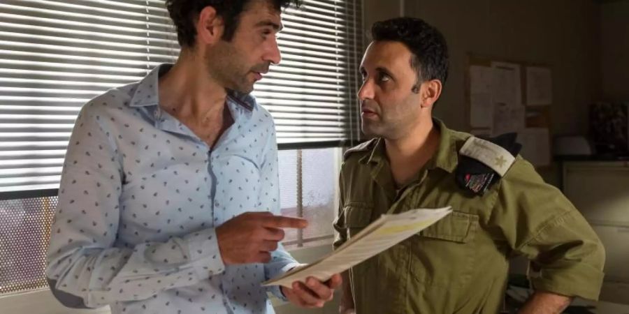 Kais Nashif (l) als Salam und Yaniv Bitonin als Assi - die beiden denken sich Plots für eine Soap-Opera aus. Foto: MFA