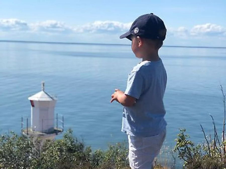 Ihr kleiner Bruder Oscar beherrscht die Pose auch perfekt.