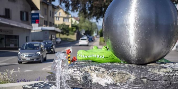 Ein PR-Gag: Ein Krokodil aus Plastik wurde am Dorfkreisel in Beinwil am See AG platziert. kaiman beinwil am see