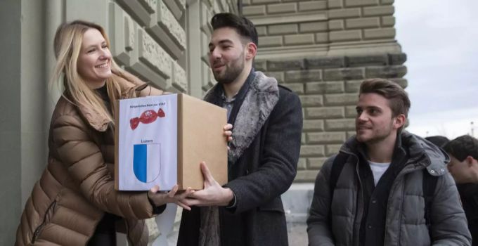 Die Präsidentin der Zürcher Jung-SVP bei der Einreichung von Unterschriften für das Referendum gegen die Steuerreform und AHV-Finanzierung. Camille Lothe Junge SVP