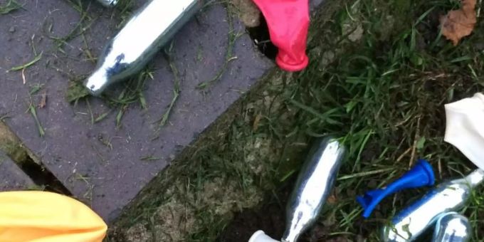 Lachgas wird aus Kapseln für Sahnespender oder aus Luftballons inhaliert. Der Konsum führt zu einem kurzen Rausch. Foto: Teresa Dapp Lachgas wird aus Kapseln für Sahnespender oder aus Luftballons inhaliert. Der Konsum führt zu einem kurzen Rausch. Foto: Teresa Dapp