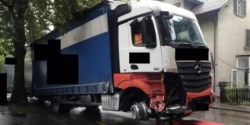 Lastwagen kollidierte gegen eine Signalisationstafel.