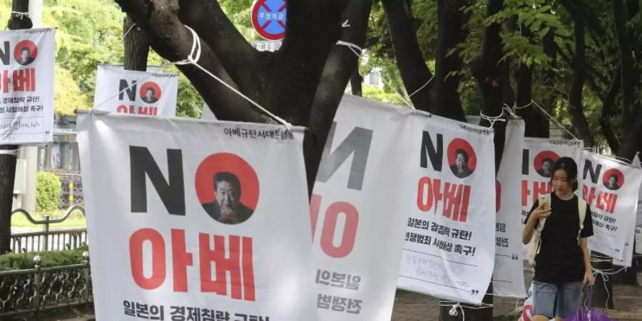 In Seoul hängen Banner, auf denen die japanischen Handelsbeschränkungen gegenüber Südkorea angeprangert werden. Die südkoreanische Regierung will Japan von der Weissen Liste der Länder mit Vorzugsbehandlung streichen. Foto: Ahn Young-Joon/AP