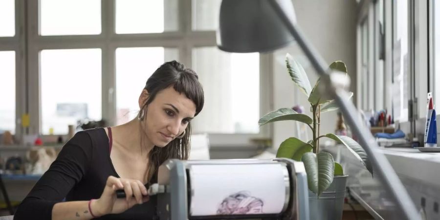 Sandra Staub mit einem Schnapsmatrizendrucker. Dieser Drucktechnik hat sie ihre Masterarbeit an der Zürcher Hochschule der Künste gewidmet.