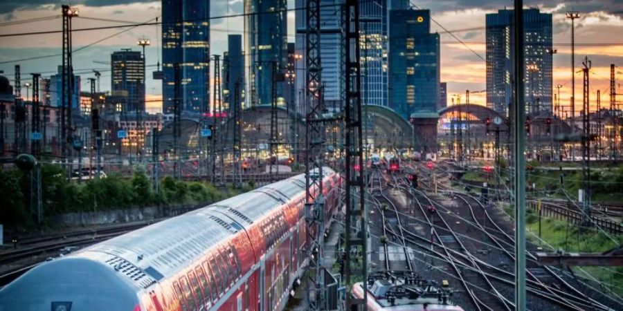 Die Bahn will mehr investieren - und soll nach dem Willen der Eisenbahn-Gewerkschaft EVG vom CO2-Preis profitieren. Foto: Frank Rumpenhorst