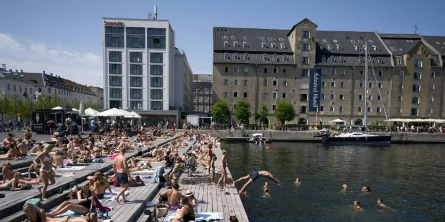 Menschen in Kopenhagen suchen Abkühlung