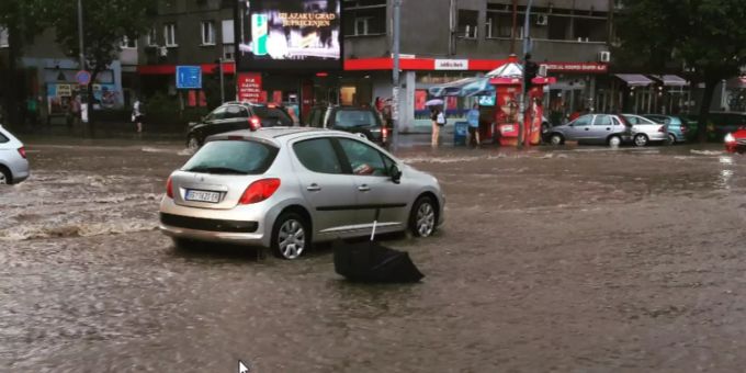 Unwetter in Belgrad: Ein Regenschirm fliesst mit den Wassermassen mit. belgrad unwetter