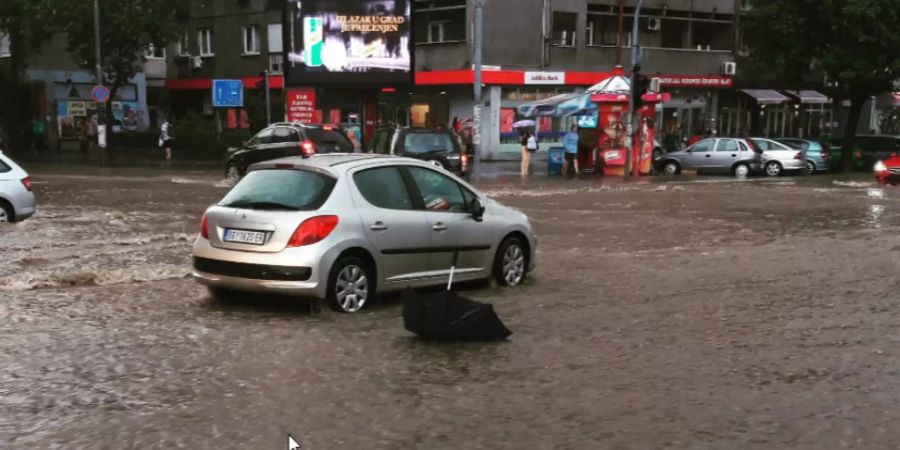 Unwetter in Belgrad: Ein Regenschirm fliesst mit den Wassermassen mit.