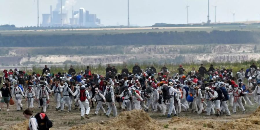 Klimaschützer auf dem Gelände des Tagebaus Garzweiler