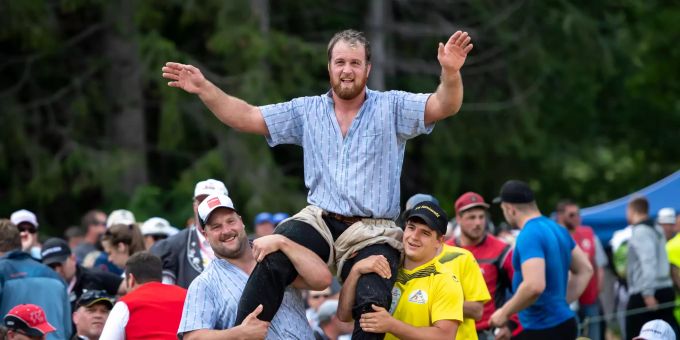 Matthias Aeschbacher lässt sich feiern. SCHWINGEN, SCHWINGFEST SCHWARZSEE,