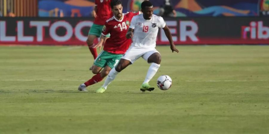 Marokkos Mbark Boussoufa (R) und Namibias Petrus Shitembi (l) kämpfen um den Ball. Foto: Oliver Weiken