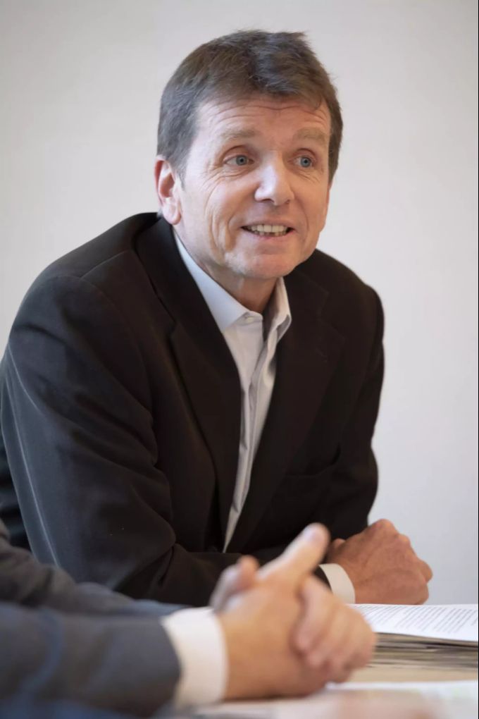 Patrick Hofstetter, Leiter Klima und Energie beim WWF Schweiz, spricht am 27.11.18 während einer Medienkonferenz KLUG (Koalition Luftverkehr Umwelt und Gesundheit) in Bern über die Einführung einer Flugticketabgabe in der Schweiz. Patrick Hofstetter