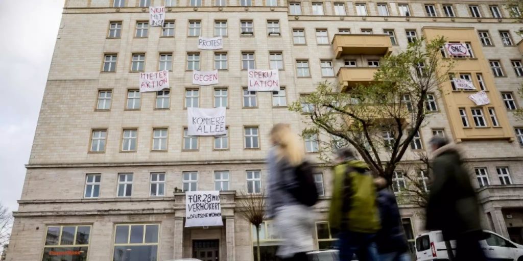 Land Berlin kauft 670 Wohnungen in der KarlMarxAllee