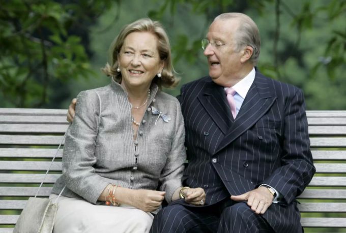 Fest steht: Aus dieser Ehe stammt das Kind nicht. Paola und Albert II. sitzen auf einer Parkbank. Albert