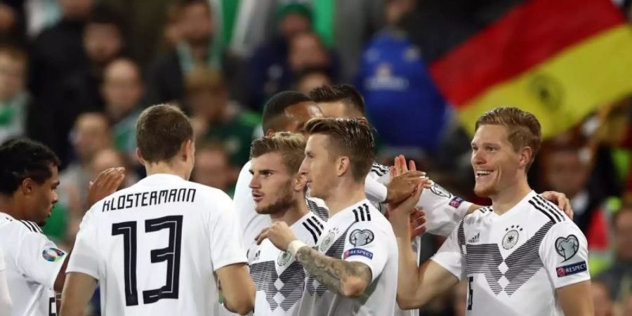 Die deutschen Spieler feiern den Treffer zum 1:0 gegen Irland durch Marcel Halstenberg (r). Foto: Christian Charisius